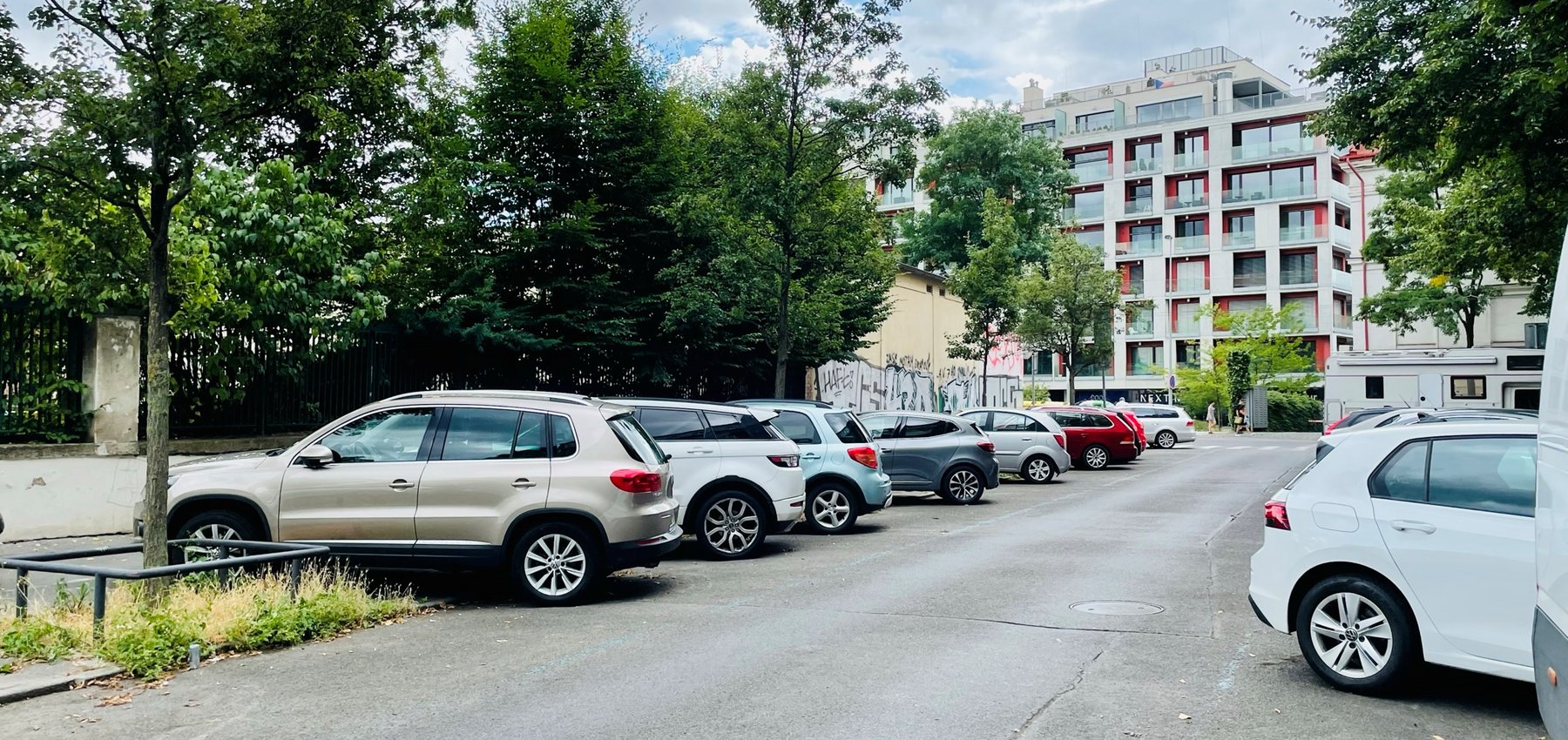 V klidn ulici je dostatek parkovacch stn pro osobn automobily