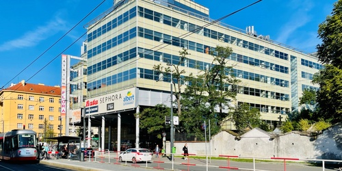 Rozshl nkupn centrum v dochzkov vzdlenosti 3 minuty. Najdete zde mimo jin supermarket Albert, dv patra obchod a butik, patro s oberstvenm a v suternu dostatek parkovacch mst s automykou. Velkm lkadlem pro nvtvnky je Multikino Cinema City.