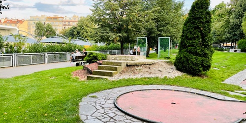 Bval veejn park v Praze, kter se nachz pod ikovskm vyslaem, vedle idovskho hbitova na ikov.