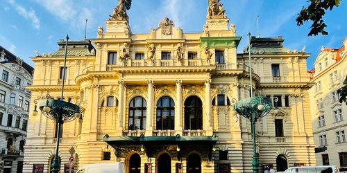 Vinohradsk Divadlo je jedna z hlavnch inohernch scn v Praze. Nachz se na nmst Mru v mstsk sti Praha 2 na Vinohradech. Budova divadla pevn ve stylu novorenesance se secesnmi prvky z roku 1907 stoj v Mstsk pamtkov zn Vinohrady, ikov, Vrovice.
