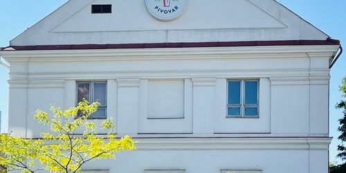Nachz se na roku Libick a Korunn ulice.  Vzhledem k poloze bytu se jedn o nejbli restauran zazen. V Pivovaru si va vlastn pivo a konaj se zde pravideln koncerty.