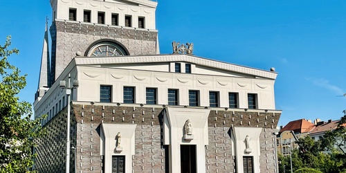 Je v dochzkov vzdlenosti 4 minut a je dleitm dopravnm uzlem mstsk hromadn dopravy propojujc Prahu. Dominantou je kostel Nejsvtjho srdce Pn. Pravideln konan farmsk trhy jsou tradin a oblbenou soust nmst.